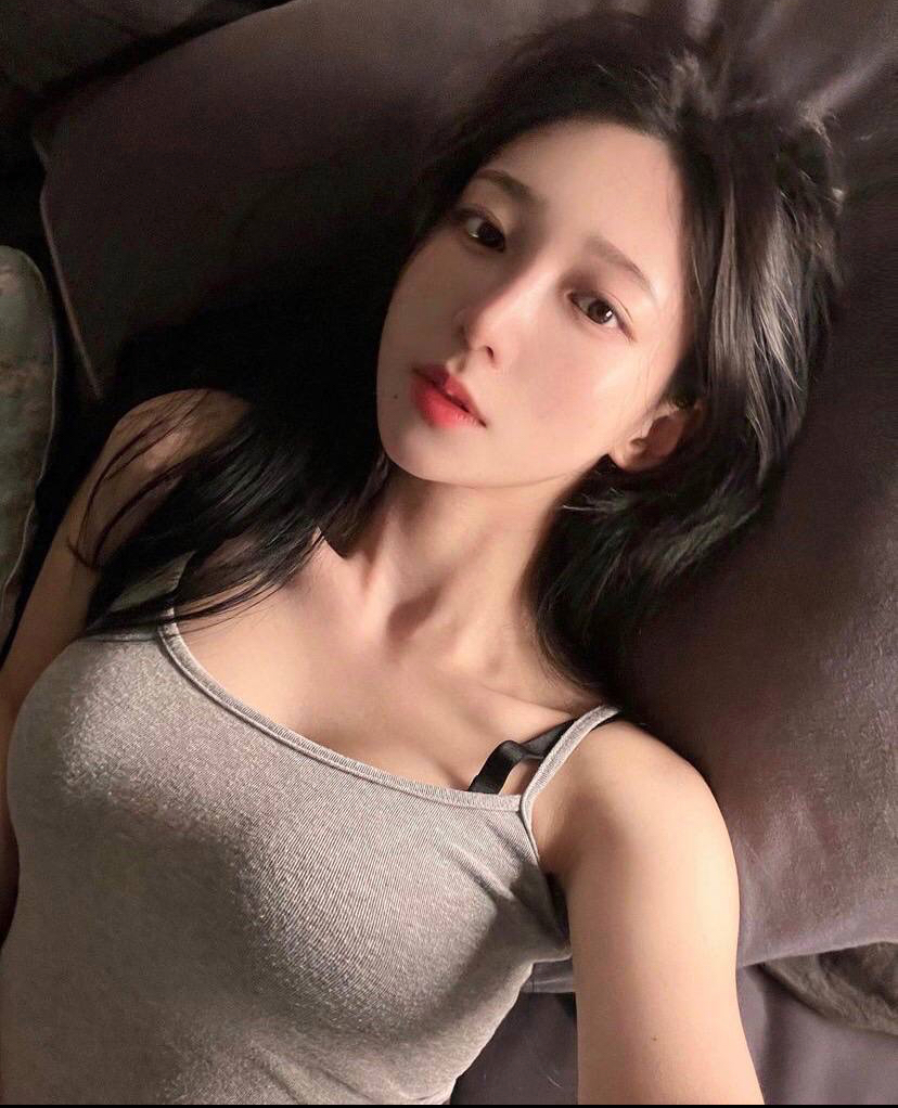 小妹身材性感，娇小玲珑.清纯性感迷人. 皮肤白嫩温柔可爱，有耐心.骚气十足.浴室吹箫. 舌工一流吸鲍鱼无套吹、阴推、胸推抓龙金穴小水多多、69、毒龙舔奶头舌吻、三点粉嫩，优雅的环境一流的服务