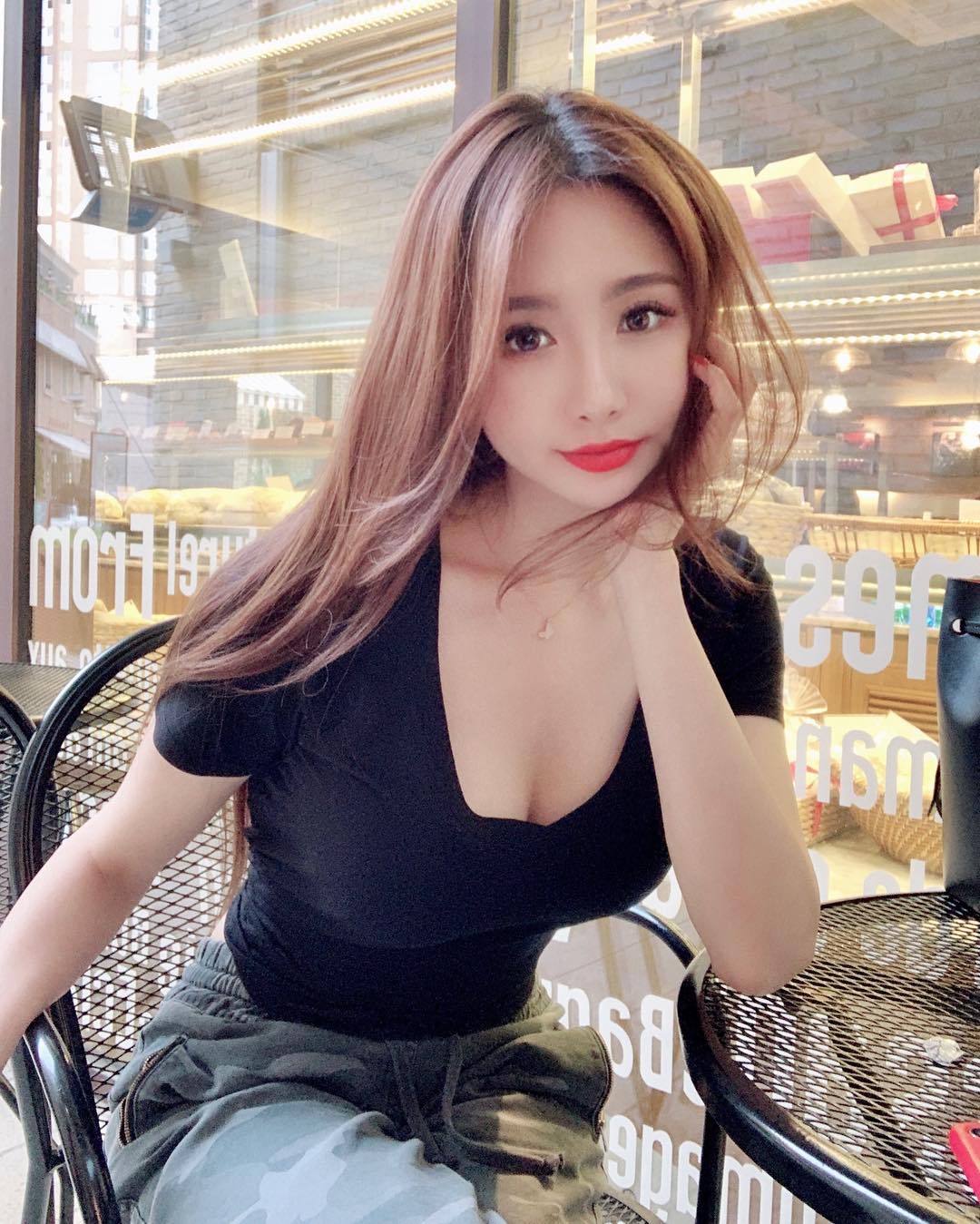 小妹身材性感，娇小玲珑.清纯性感迷人. 皮肤白嫩温柔可爱，有耐心.骚气十足.浴室吹箫. 舌工一流吸鲍鱼无套吹、阴推、胸推抓龙金穴小水多多、69、毒龙舔奶头舌吻、三点粉嫩，优雅的环境一流的服务